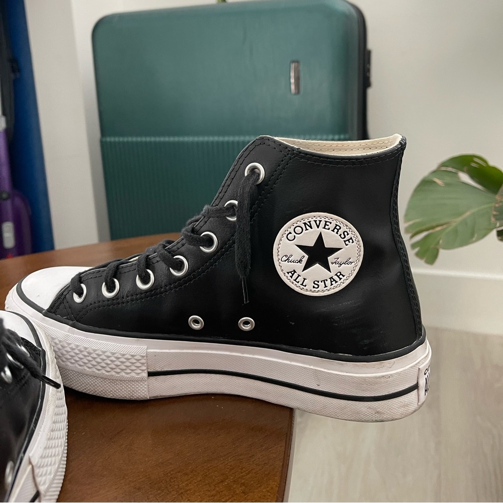 7.5 Black Leather Converse